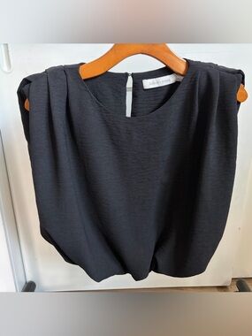 bishop + young Black Pleated Sleeveless Blouse -Small